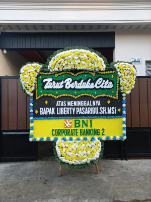 Papan Bunga Duka di Pager Agung