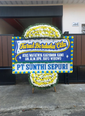 Papan Bunga Duka di Pager Agung