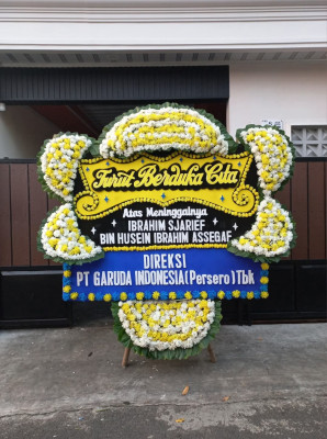 Papan Bunga Duka di Pager Agung